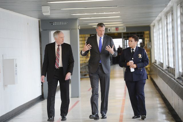 Mayor de Blasio, DOC Commissioner Joe Ponte, and Warden Becky Scott tour Rikers Island in December